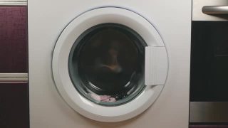 洗衣机洗脏衣服的录像。家用电器的概念视频素材模板下载