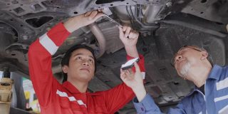 亚洲机械师集团汽车维修在工厂。配合检查整机状态。汽车行业技能培训。概念的关键员工