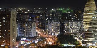 间隔拍摄。北京市区夜景高层建筑和交通流，中国