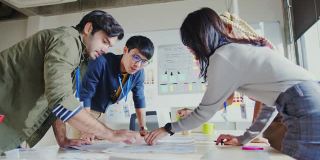 UX开发人员和UI设计师会议，讨论手机应用程序界面工作流设计，并在共同工作空间与同事汇报和颜色代码。创意数字发展机构。