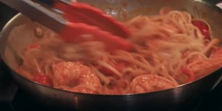 Сooking自制番茄意面酱。热酱在锅里沸腾特写