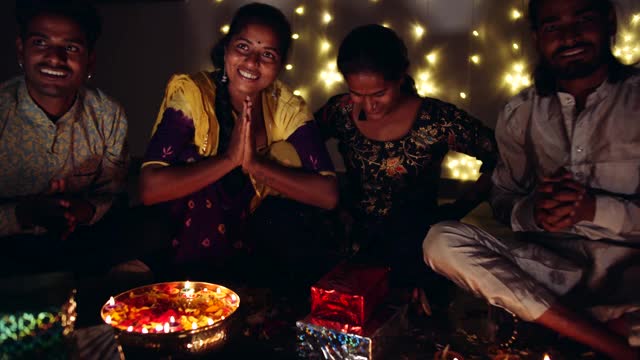 朋友和家人在为印度排灯节做装饰