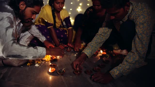 朋友和家人在为印度排灯节做装饰