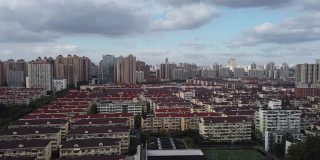 上海城市景观在住宅区公寓建筑中移动的时间推移。