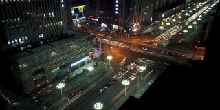 繁忙的中国城市夜晚繁忙十字路口的时间流逝。