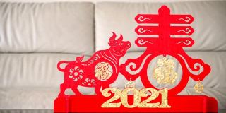 潘观牛吉祥物和象征春天的沙发前作为象征的中国新年的牛在中国意味着春天和好运