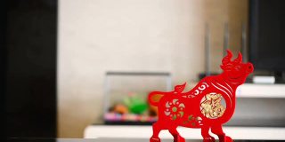 潘视图站立的牛吉祥物在客厅作为象征的中国新年的牛，中国意味着好运