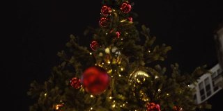 圣诞树在夜里点亮，圣诞装饰