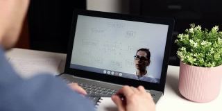 远程学习远程教育——商务教师通过家庭笔记本电脑为学生在线授课