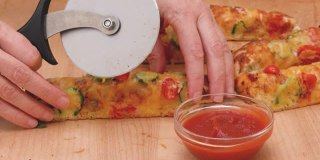 自制的意大利扁面包佛卡夏樱桃番茄和辣椒近距离在乡村木背景与番茄酱
