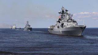 前方一排现代化的俄军海军战舰与潜艇在一起，北方舰队和波罗的海舰队，夏日阳光明媚，形象生动视频素材模板下载