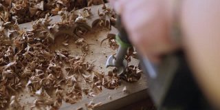 木工用切木机加工胡桃木板。木工刀具的艺术。vagatabon。茶盘。从以上观点。
