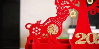 潘观牛吉祥物和钱树在客厅作为象征的中国新年的牛，中国意味着好运