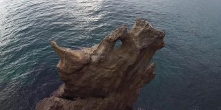 龙头出水-岩石或熔岩形成的一个大型动物的形状。受欢迎的旅游目的地火山岩形成的龙的头的形状。克里米亚Fiolent角