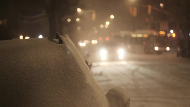 雪覆盖了城市街道上的交通
