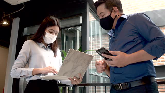 在办公室工作的必须一直戴防护口罩的员工。防止感染的传播。