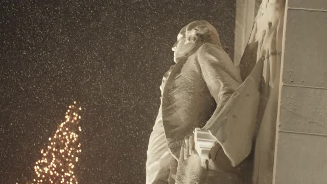 圣诞暴风雪中的乔治·华盛顿雕像
