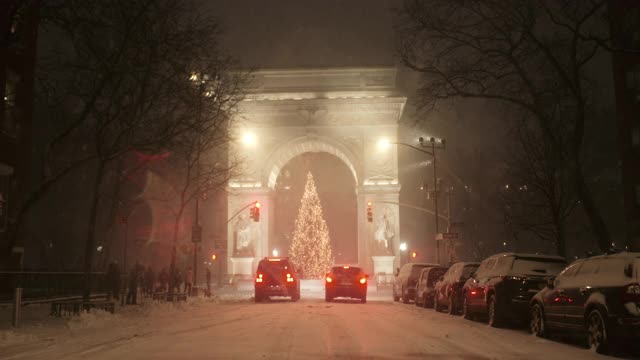 圣诞雪中的华盛顿广场拱门