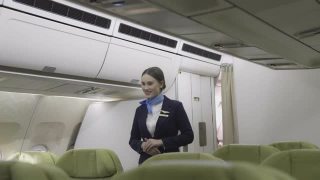 在客舱飞机上工作的亚洲女空中小姐。视频素材模板下载