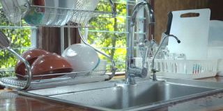 木屋木材厨房清洁室内设计与水槽和家庭用品