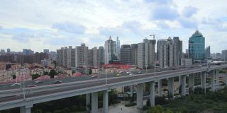 上海高速公路交通便利，市区城市景观优美，在陆家嘴遥遥领先