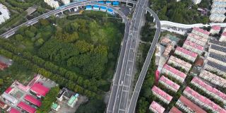 上海高速公路交通便利，市区城市景观优美，在陆家嘴遥遥领先