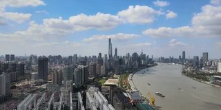 现代化的办公建筑和城市景观。上海市区鸟瞰图。