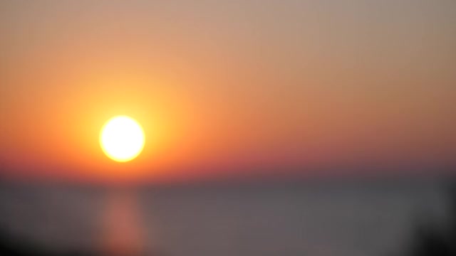 美丽的日落在海上。模糊高清镜头视频运动