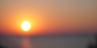 美丽的日落在海上。模糊高清镜头视频运动