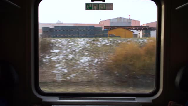 火车窗口在快速移动。一条小路向窗外移动。