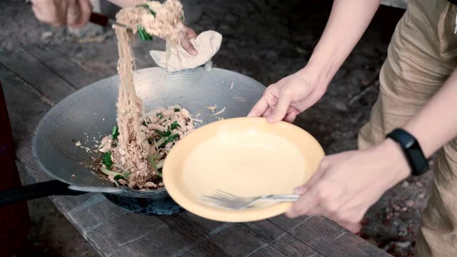 Asian Mom and Daughter cooking traditional food at home亚洲妈妈和女儿在家里烹饪传统食物