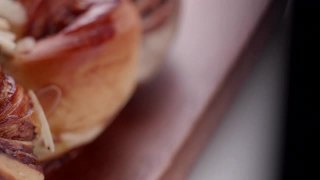 杏仁巧克力扭曲面包在多莉拍摄视频素材模板下载
