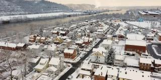 小镇住宅区冬季鸟瞰图