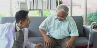 老年膝关节骨关节炎患者向医生咨询。