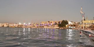 埃及尼罗河上一艘载着游客的传统渡船