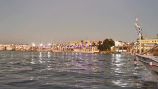 埃及尼罗河上一艘载着游客的传统渡船视频素材模板下载