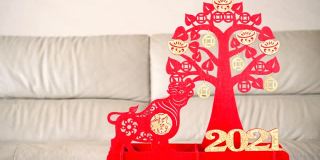 潘观牛吉祥物和钱树前的沙发作为象征的中国新年的牛中国意味着好运