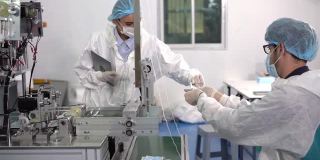 在病毒爆发期间，口罩工厂的工人正在使用机器生产所需的口罩。灰尘污染PM2.5