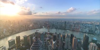 4K时间推移-白天到晚上的时间推移的城市天际线和城市景观在中国上海。