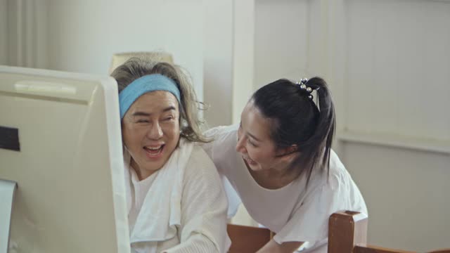 快乐的女人和母亲在视频中使用电脑在家里打电话