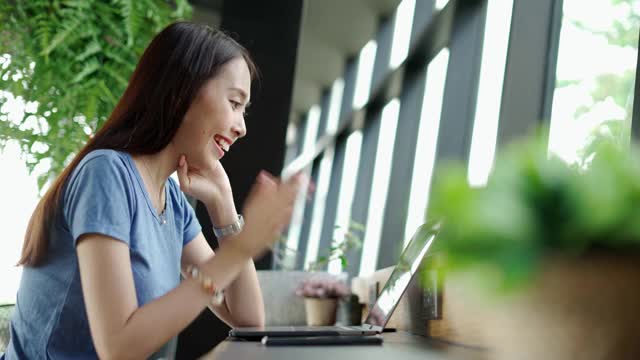 十几岁的女孩戴着耳机在家上在线学校