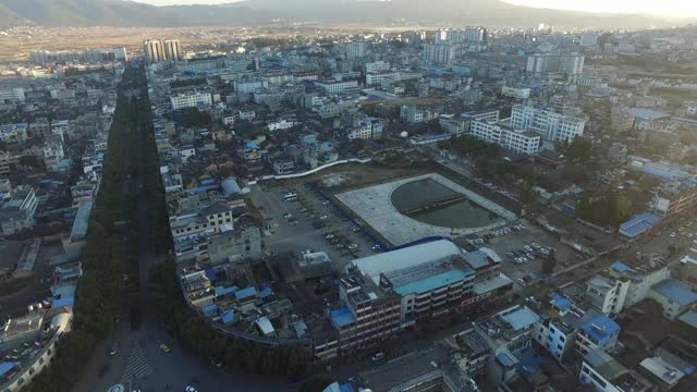 在黑色瓷砖房子里架空建筑