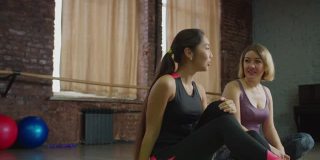 可爱的多种族健身女性讨论锻炼