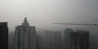 建筑工地出现重度雾霾空气污染，市区建筑出现雾霾