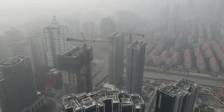 建筑工地出现重度雾霾空气污染，市区建筑出现雾霾