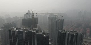 建筑工地出现重度雾霾空气污染，市区建筑出现雾霾