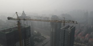 建筑工地出现重度雾霾空气污染，市区建筑出现雾霾