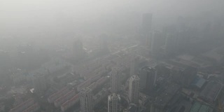 城市在严重的雾霾和空气污染。建筑物和道路在白天的雾