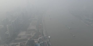 城市在严重的雾霾和空气污染。建筑物和道路在白天的雾