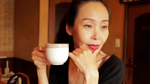 一个正在喝咖啡的日本女人